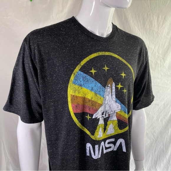 Mad Engine Men’s Retro NASA Shuttle Rainbow Black Heather Tee - Picture 6 of 6